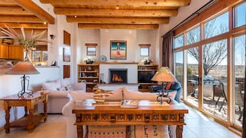 Una Smart TV, una chimenea