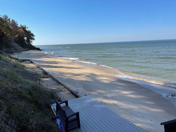 Sur la plage, chaise longue