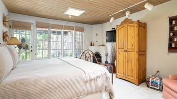 3 habitaciones, tabla de planchar con plancha, internet y ropa de cama