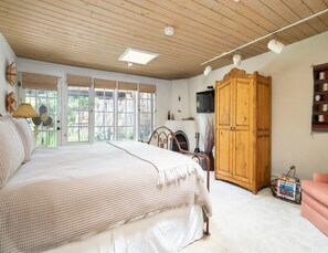 3 bedrooms, iron/ironing board, internet, bed sheets