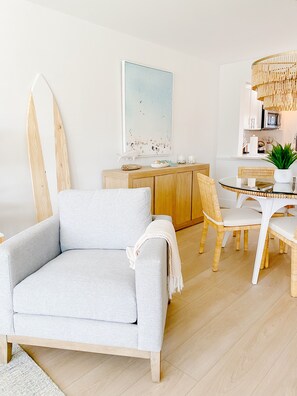 Älytelevisio, kirjoja, tulostin