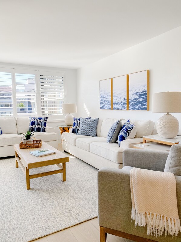 Älytelevisio, kirjoja, tulostin