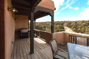 Outdoor dining - Casa de Paz | In Gated Community, Stunning Views! (Santa Fe)