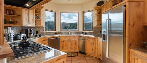 Refrigerador, microondas, horno, placa de cocina