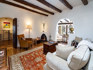 Smart TV, fireplace, DVD player