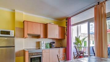 Coffee/tea maker, fridge, microwave, stovetop