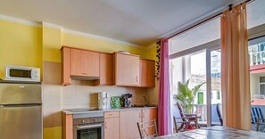 Geladeira, micro-ondas, cooktop, cafeteira/chaleira