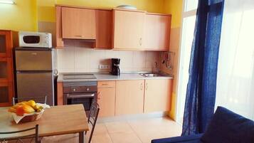 Coffee/tea maker, fridge, microwave, stovetop