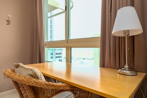 Interior - Lux BnB I Turia Tower I Lake & Garden View (Dubai)