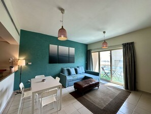 Living area - Lux BnB I Turia Tower I Lake & Garden View (Dubai)