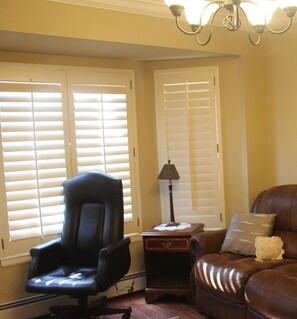 Älytelevisio, takka, pöytätennispöytä, kirjoja