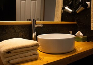 Habitación estándar con 2 camas individuales | Baño | Regadera, amenidades de baño gratuitas, toallas 