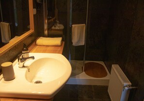 Shower, free toiletries, towels - El Reloj Hotel Boutique (Coyhaique)