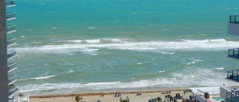 Plage, chaises longues, serviettes de plage