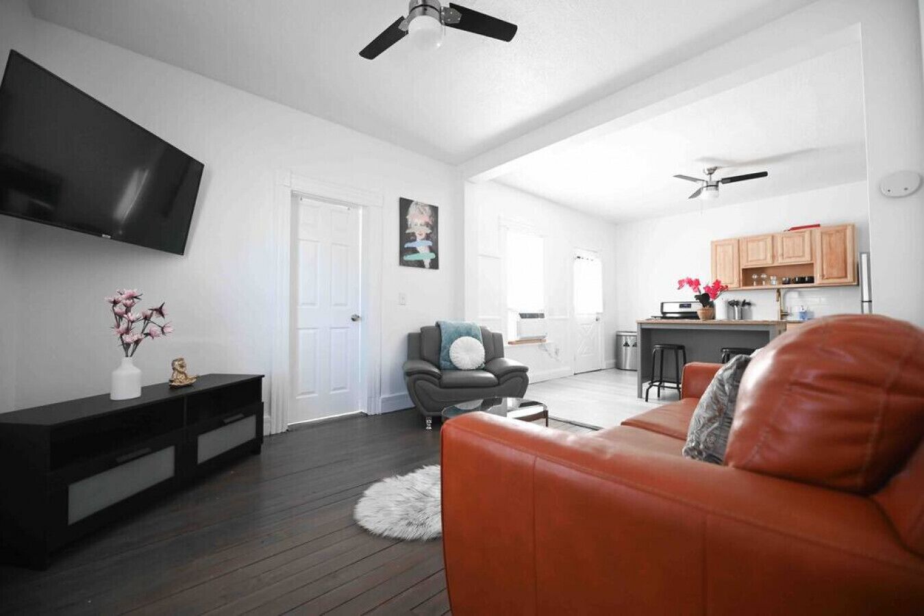 FRESHLY RENOVATED 2 BR APARTMENT!