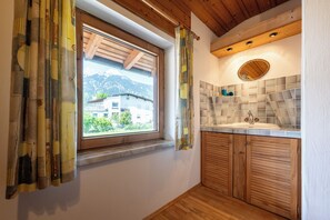 Douche, sĂšche-cheveux, serviettes fournies, savon