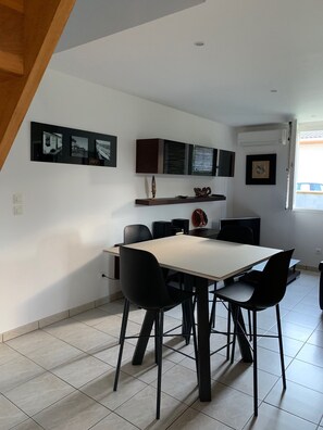 Enjoy meals in this stylish dining area with a rectangular table and six chairs.