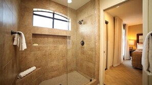 Villa Familiale | Salle de bain | Articles de toilette gratuits, sèche-cheveux, peignoirs