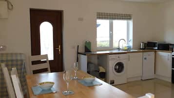 House, 1 Queen Bed | Private kitchen | Fridge, microwave, oven, stovetop