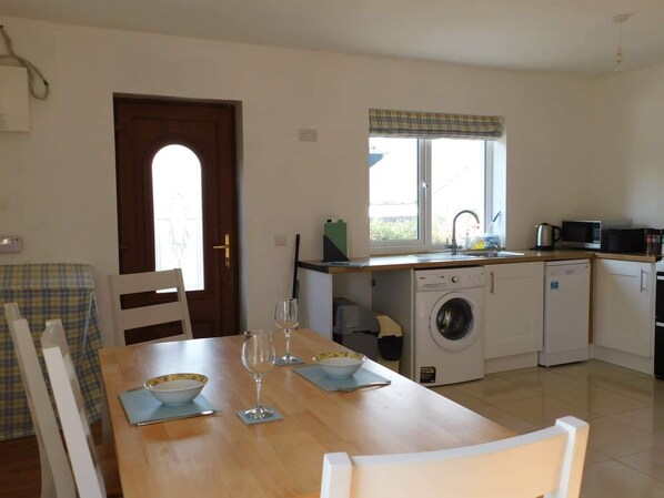 Private kitchen - Delightful Bungalow Near Skibbereen & Baltimore (Skibbereen)