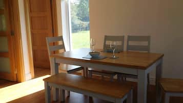 House, 1 Queen Bed | Private kitchen | Fridge, microwave, oven, stovetop