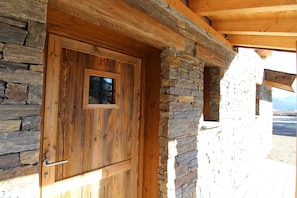 Exterior detail - Polar Bear Chalet (Font-Romeu-Odeillo-Via)