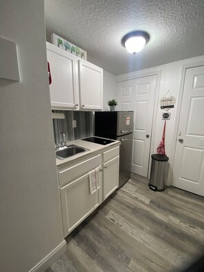 Fridge, microwave, stovetop, coffee/tea maker