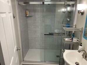 Chuveiro, secador de cabelo, toalhas de banho, sabonete