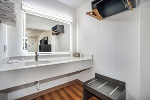 Combined shower/bathtub, towels