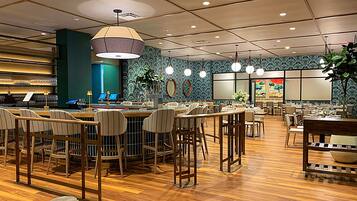 2 restaurants; dinner and brunch served