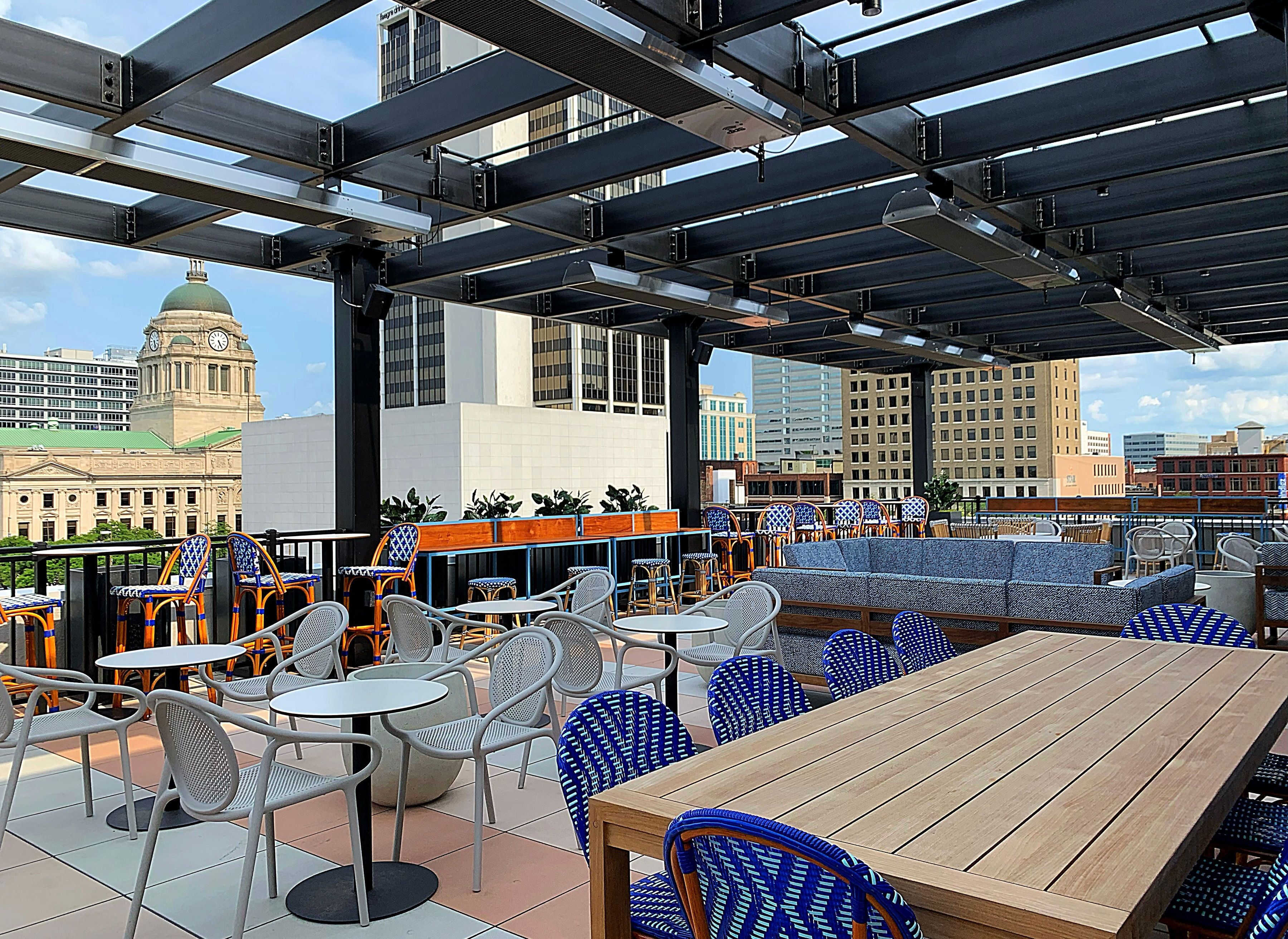 2 restaurants, dinner served