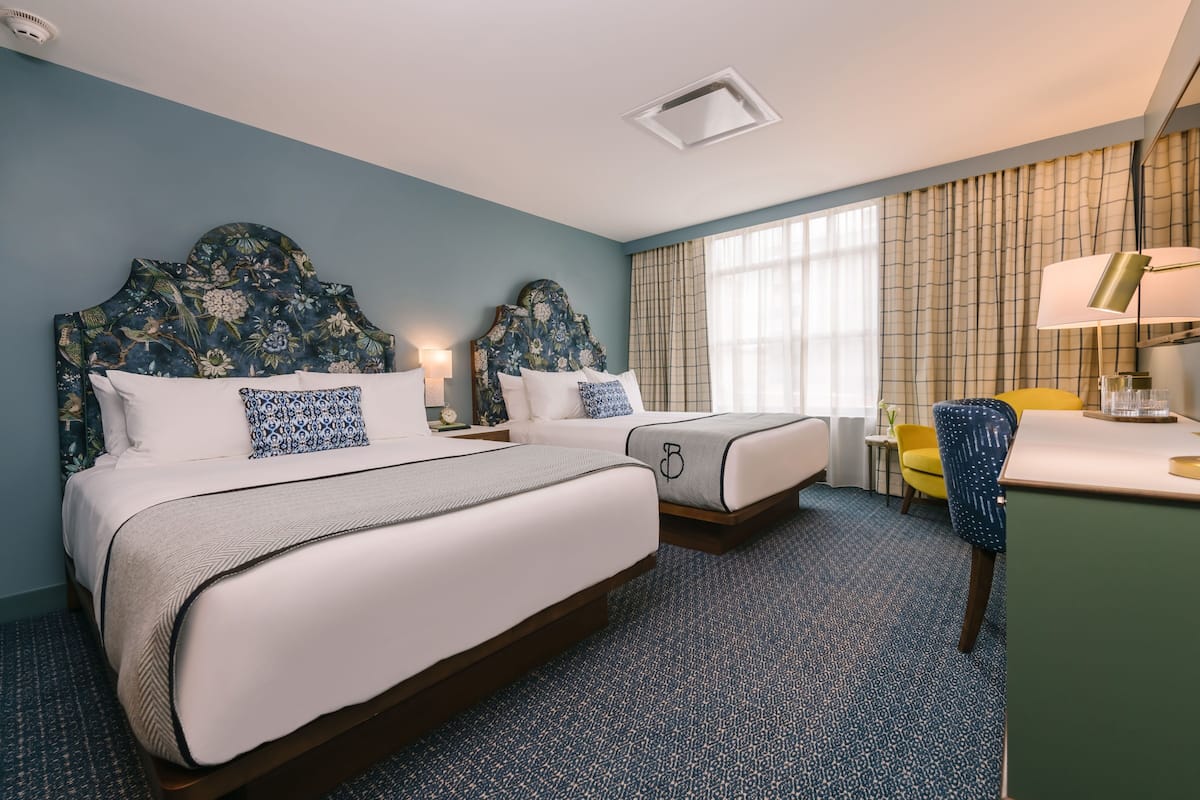 Bộ đồ giường kháng dị ứng, minibar, két bảo mật tại phòng, bàn
