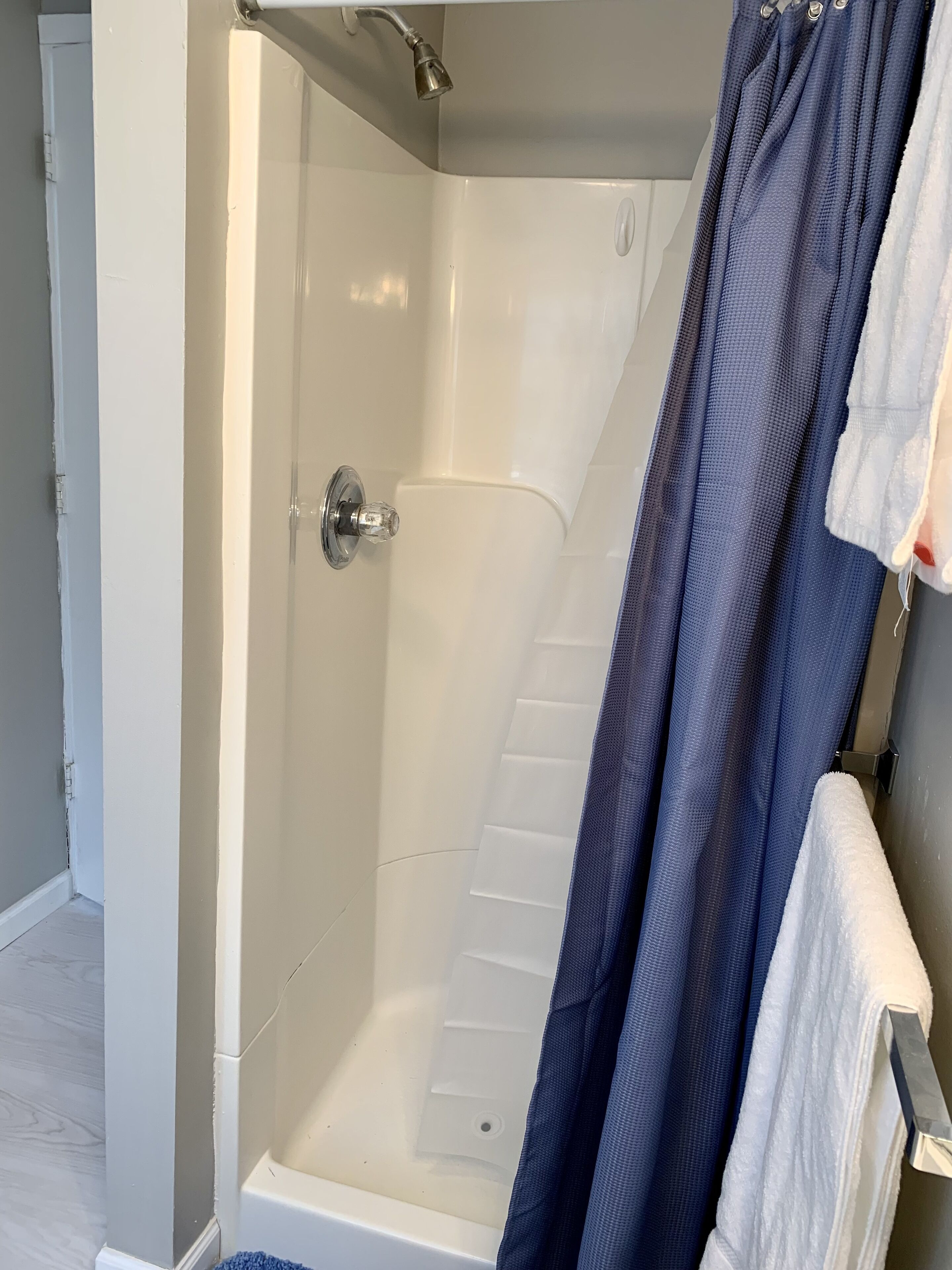 Douche, sèche-cheveux, serviettes fournies, papier toilette