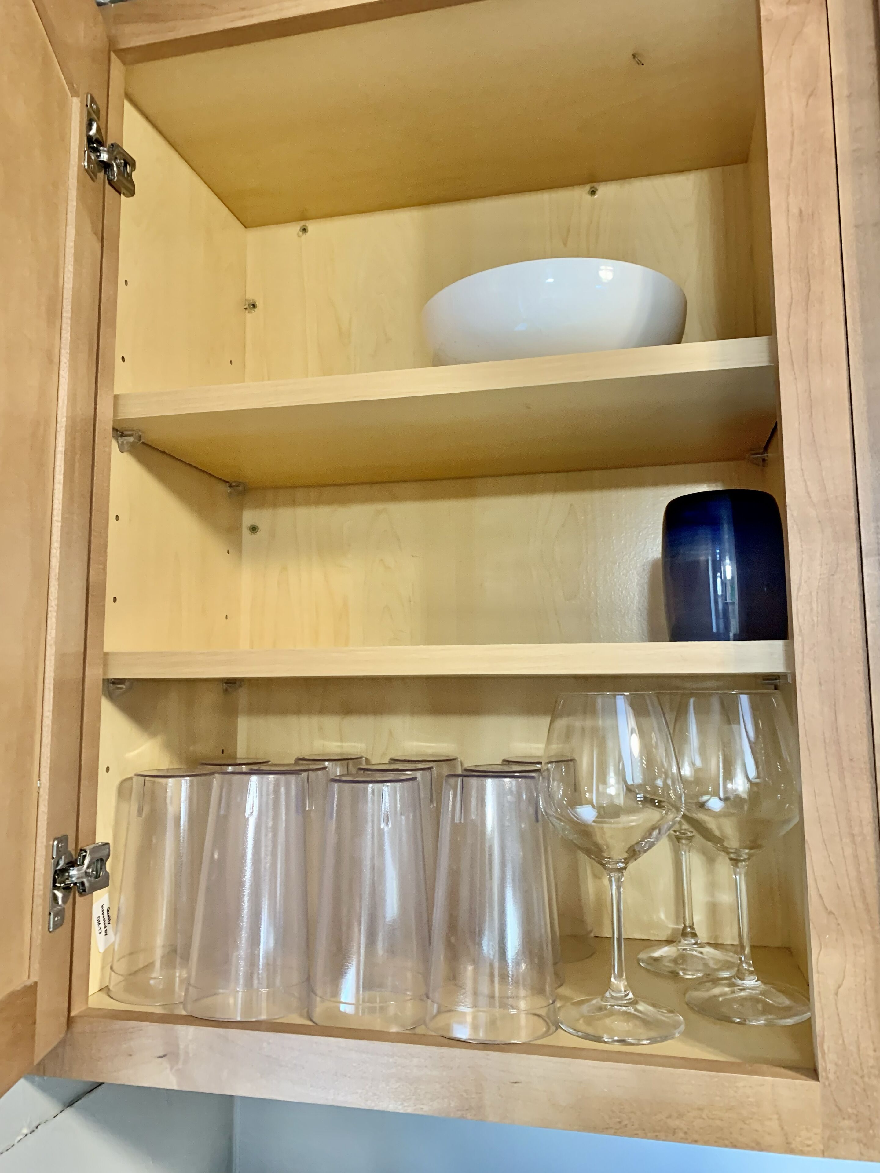 Un meuble en bois avec des étagères.