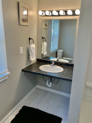 Douche, sèche-cheveux, serviettes fournies, papier toilette