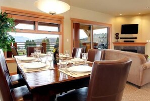 Dining - Luxury 3 Br Resort Condo At Lake Chelan, 2 king Bedrooms , NICE! (Chelan)