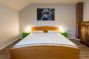 4 bedrooms, iron/ironing board, free WiFi