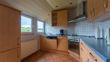 Frigorífico, microondas, placa de cocina y lavavajillas