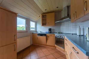 Réfrigérateur, four à micro-ondes, surface de cuisson, lave-vaisselle