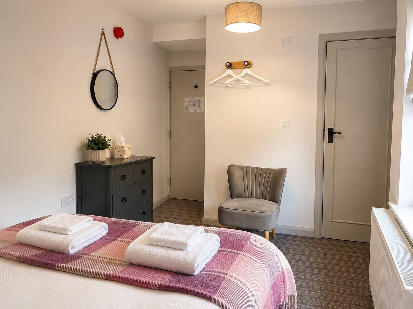12 chambres, fer et planche à repasser, Wi-Fi, draps fournis