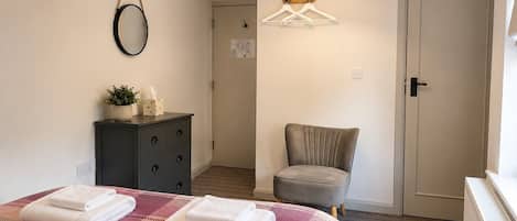 12 habitaciones, tabla de planchar con plancha, wifi y ropa de cama