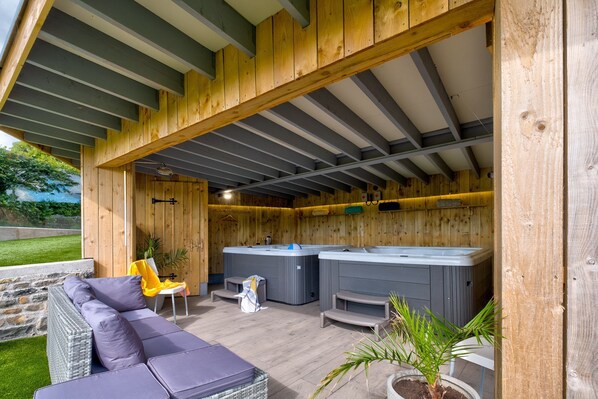 Indoor spa tub