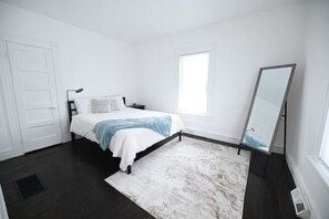 2 habitaciones, tabla de planchar con plancha, wifi y ropa de cama 