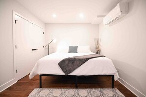 1 bedroom, desk, iron/ironing board, WiFi - Unit 101 · Renovated, 1 mile from YALE! (New Haven)