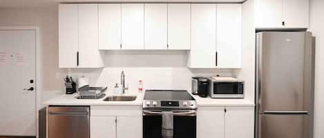 Refrigerador, microondas, horno y parrilla de estufa