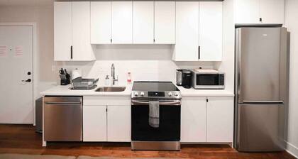 Unit 101 · RENOVATED, 1 mile from YALE!