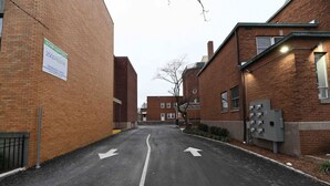 Un parking avec des flèches indiquant le sens de circulation et un marquage au sol indiquant l’endroit où il faut s’arrêter.