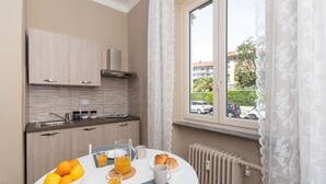 Une table dressée pour le petit-déjeuner, avec des aliments et une vue sur l’extérieur.