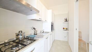 Frigorifero, forno, lavastoviglie, pentole/stoviglie/utensili