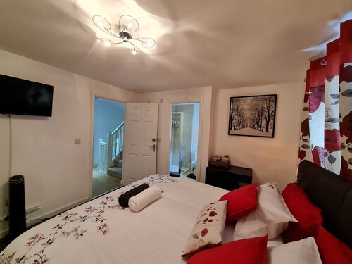 Luxury 4-Bedroom Whole House (Private Baths, modern Kitchen, Free Parking, WiFi)
